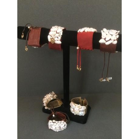 Brazalete de piel y perlas